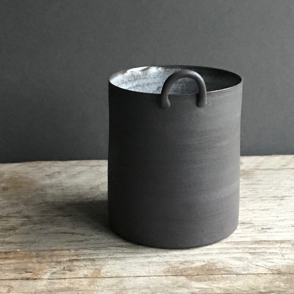 Loop top flint black cup